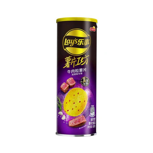Front of Lay’s Stax Black Pepper Wagyu Beef Flavour tub, featuring a bold yellow logo, potato crisps, and black pepper beef imagery (90g pack)