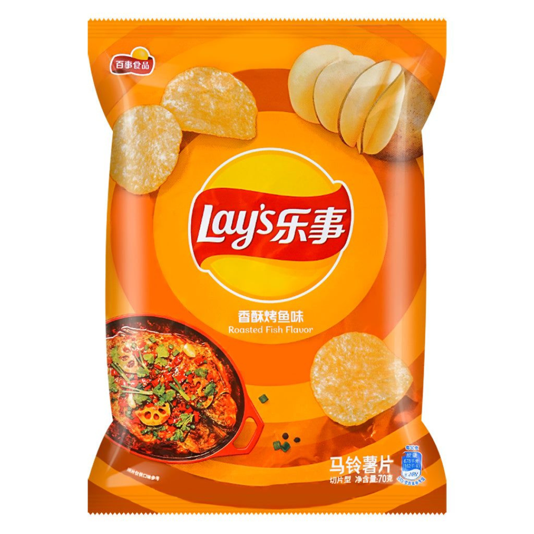 Front of Lay’s Crispy Roasted Fish Flavour bag showing the logo and a vibrant orange design with images of crisps and a dish (70g pack)