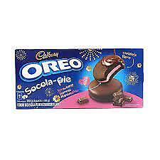 Front of Oreo Strawberry Socola Pie Cakesters box featuring vibrant branding, strawberry and chocolate images, and 180g pack weight.