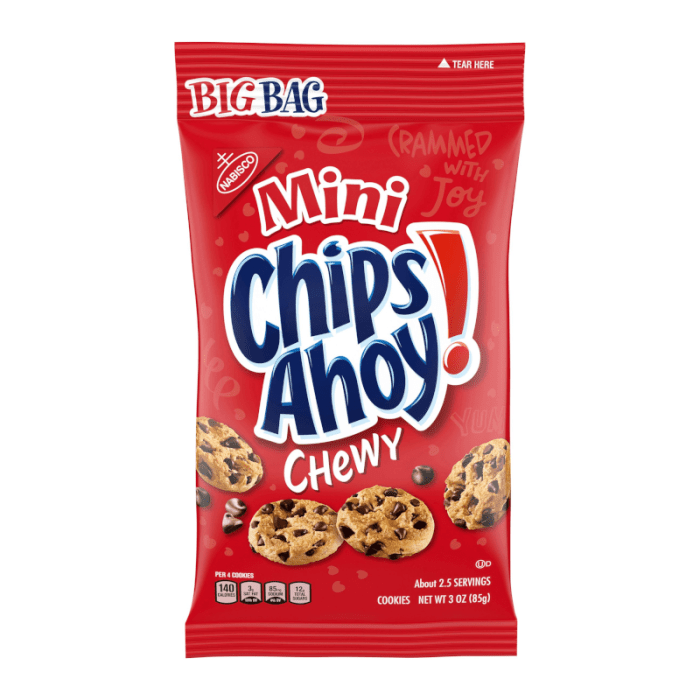 Front of Chips Ahoy Chewy Mini’s BIG BAG (85g) showing bright red packaging with logo, chocolate chip cookies, and details about mini size.