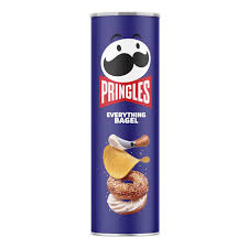 Front of a Pringles Everything Bagel canister showcasing the bold logo, unique chip design, and everything bagel flavour graphics (156g pack)