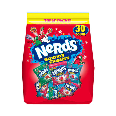 Front of Nerds Gummy Cluster bag showing vibrant red packaging, blue logo, and clusters of chewy and crunchy candy (30 pack, 425g)