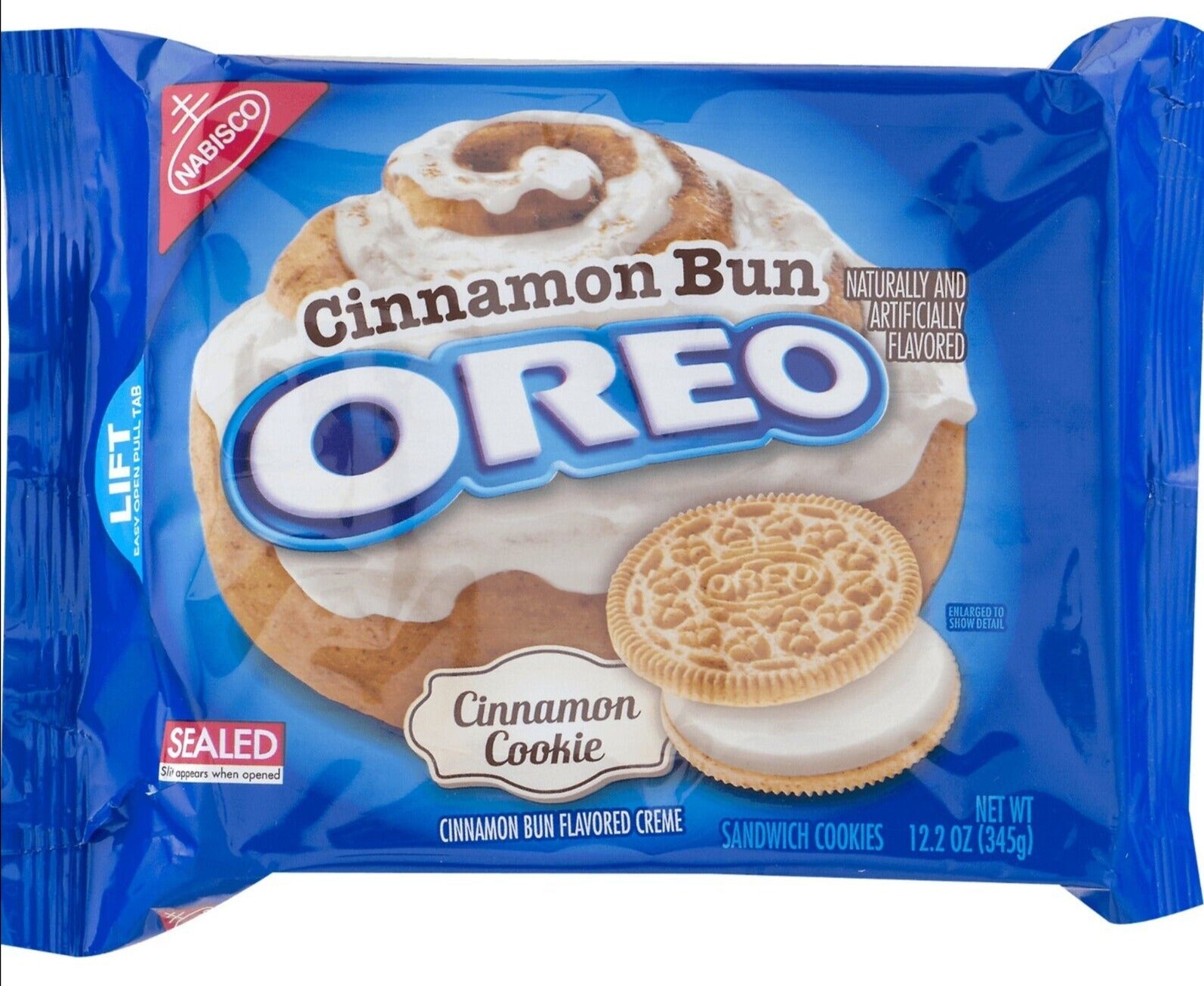 Front of Oreo Cinnamon Bun package featuring the logo, cinnamon bun flavour label, and image of cookies with cream filling (261g pack)