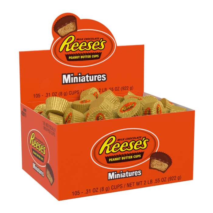 Front of Reese's Miniatures Display Box showing the logo, peanut butter cups, and product size with 105 cups (922g)