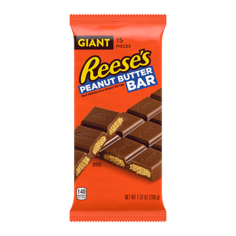 Front of Reese's Peanut Butter Giant Bar showing the logo, milk chocolate and peanut butter bar details, and pack size (208g)